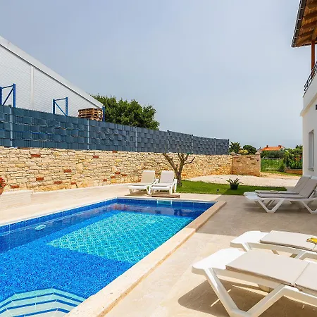 Ferienhaus Mit Gym, Privatpool, Bbq Pula